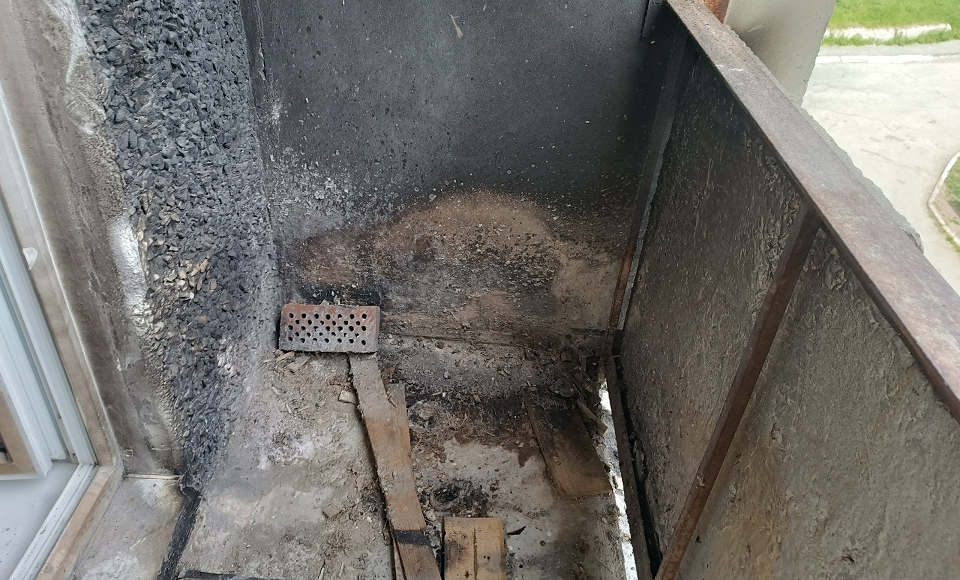 Полевские пожарные не дали разойтись огню с балкона