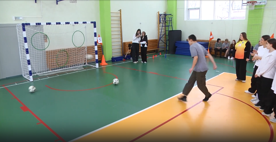 Шефы СТЗ передали школьникам спортивный инвентарь