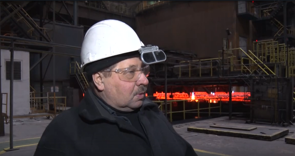 Сергей Чумаков более двадцати лет разливает сталь на СТЗ