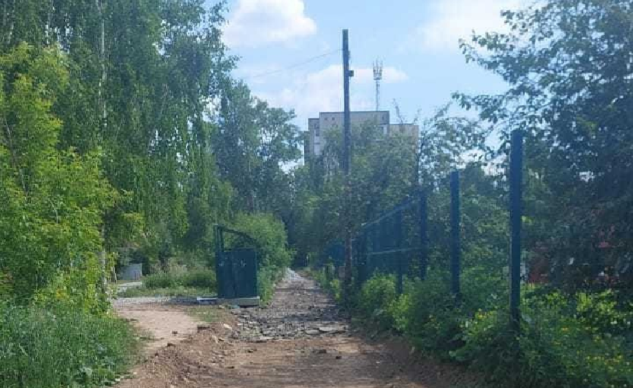 На улице Дружбы начали строить тротуар вдоль школьного забора