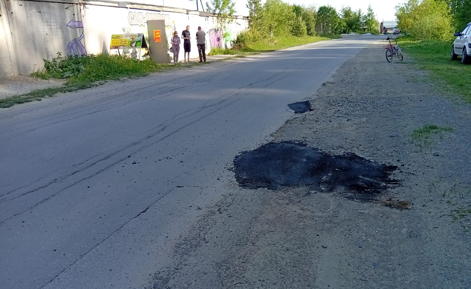 Они хотя бы попытались. Фото с окраины - ямочный ремонт и хлам