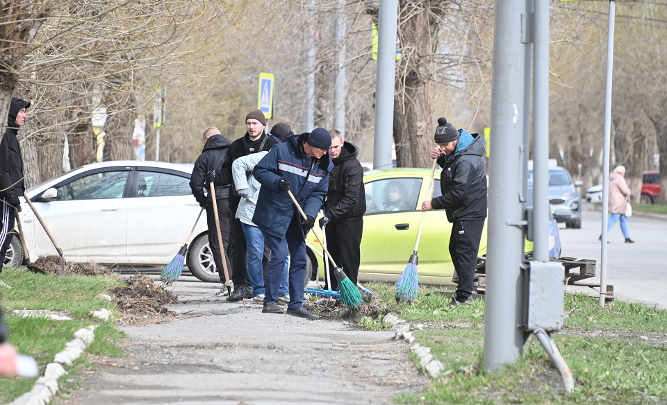 Завершаются городские субботники. Сегодня на улице работали трубопрокатчики
