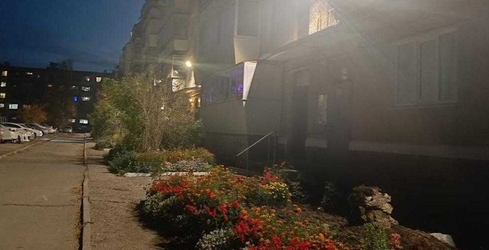 В одном из полевских дворов теперь светло всегда. Как этого добиться