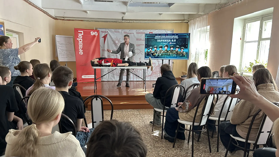 Андрей Кондратов провел медицинскую подготовку для участников полевской "Зарницы"