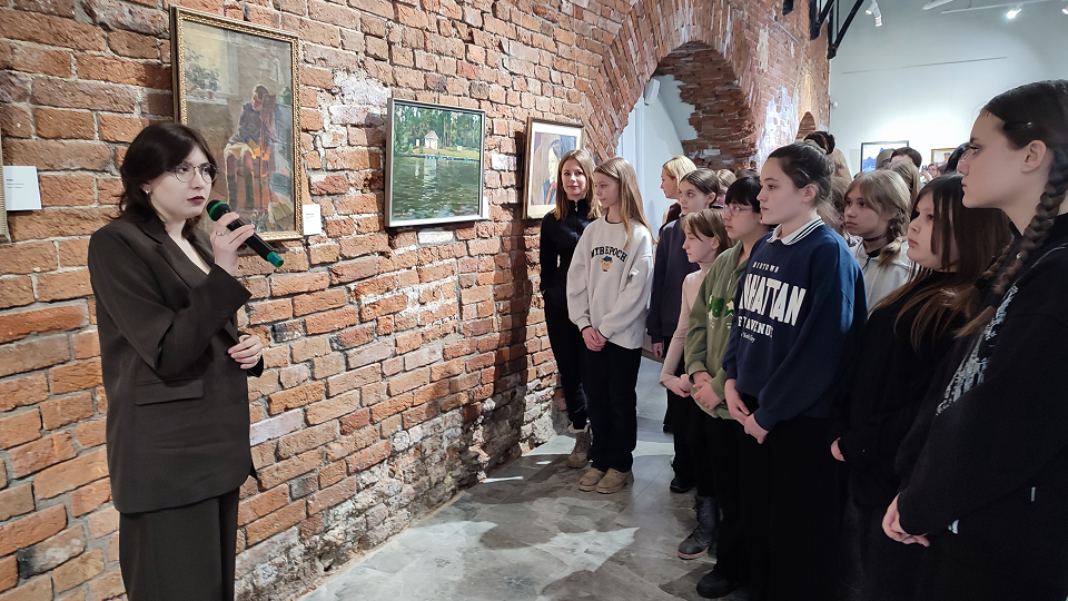 Дорога в детство. Выставка радостных картин работает в "Северской домне"