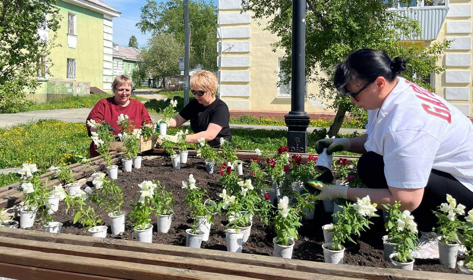 Полевчане высадили цветы на улице Карла Маркса