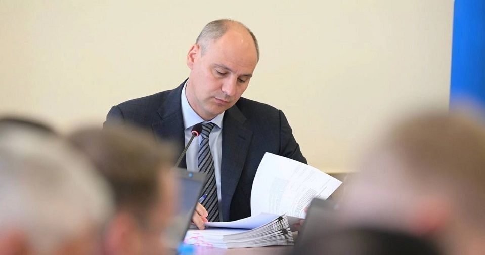 Денис Паслер потребовал оперативно решить проблемы с ремонтом учебных заведений региона