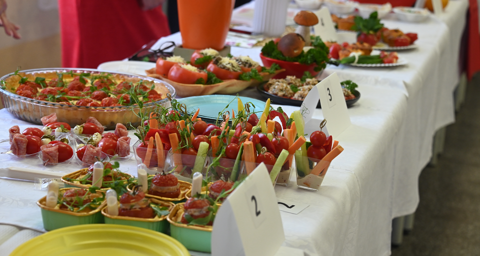 Северские трубопрокатчицы показали искусство приготовления помидор
