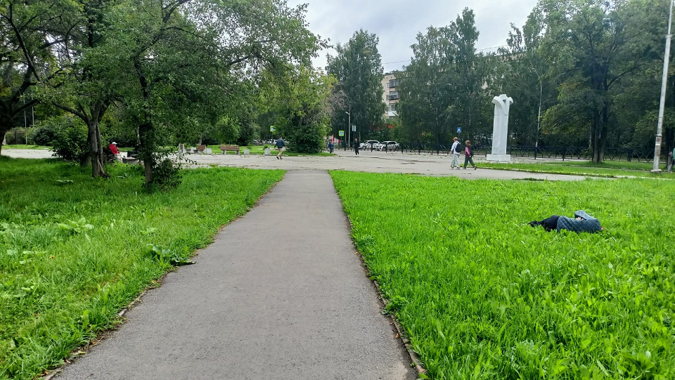 Не пройти в полевской парк мимо пьяниц