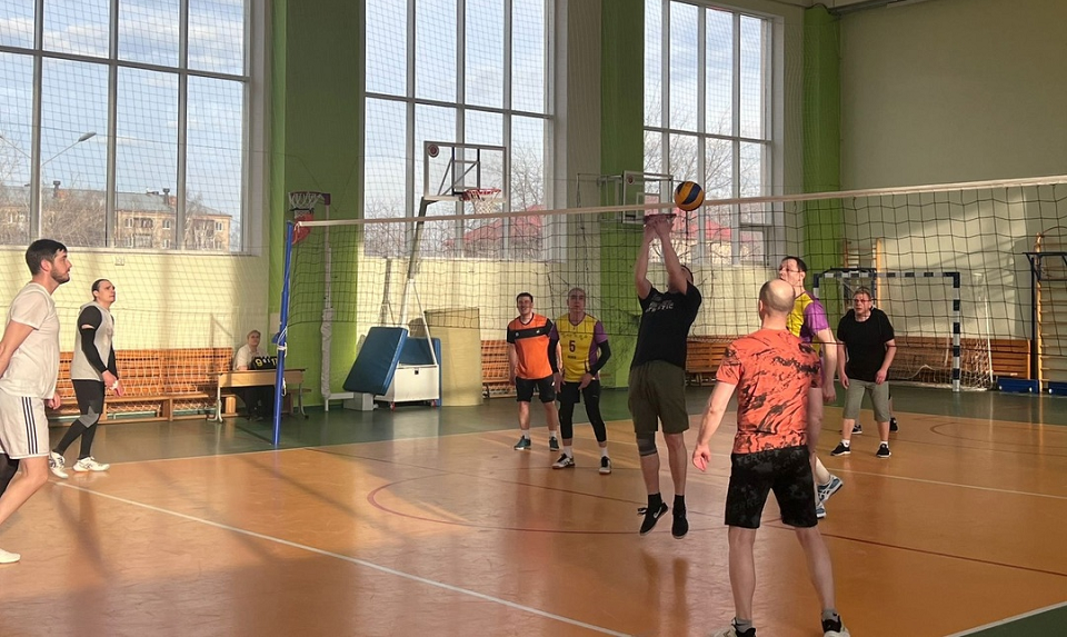 Стартовал волейбольный турнир сталеплавильщиков СТЗ