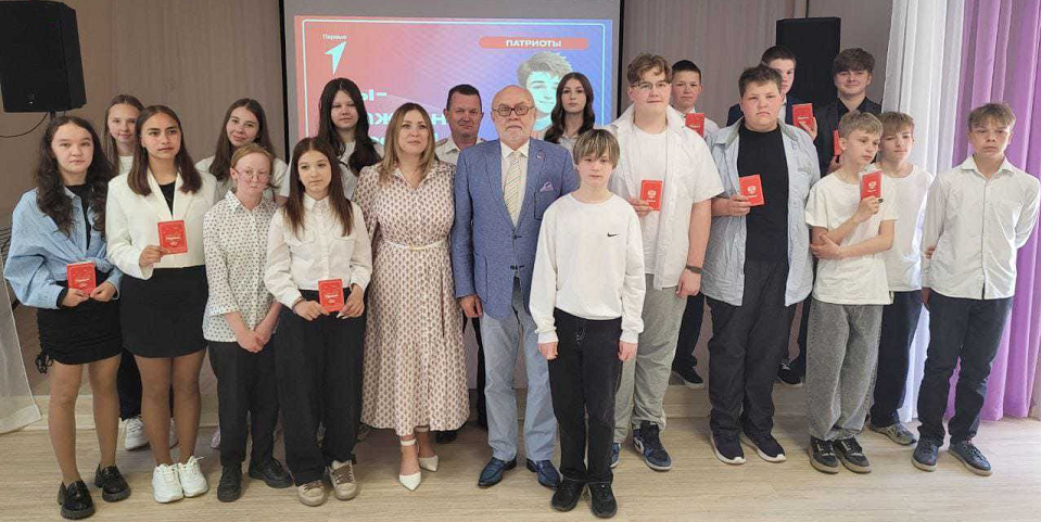 Молодым полевчанам вручили паспорта