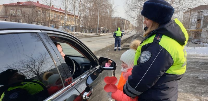 Полевская полиция поздравила автомобилисток и напомнила о безопасности