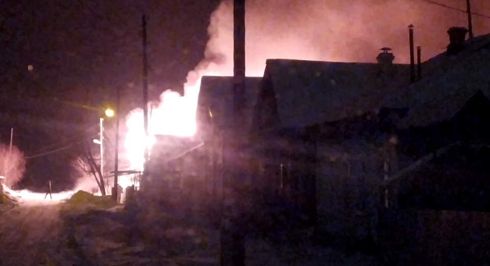 Полевской продолжает гореть, хотя и все меньше