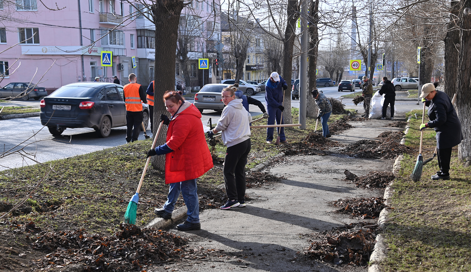 В Полевском заводчане продолжают участие в субботниках