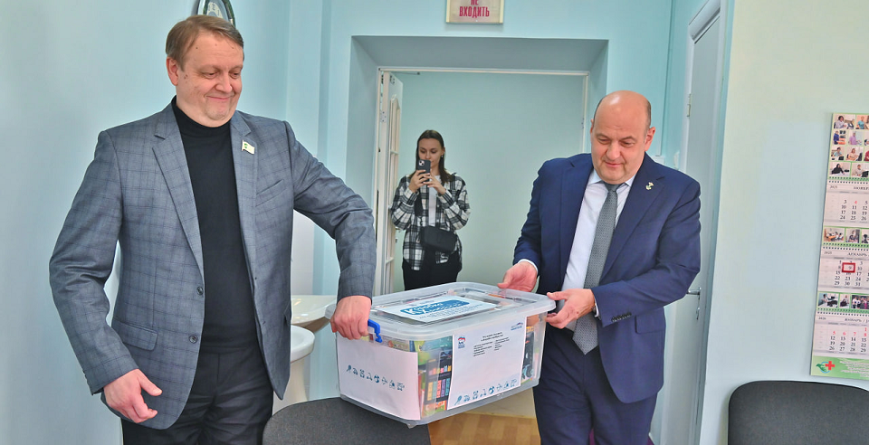 Собранные по партийной программе игрушки передали в Полевскую ЦРБ