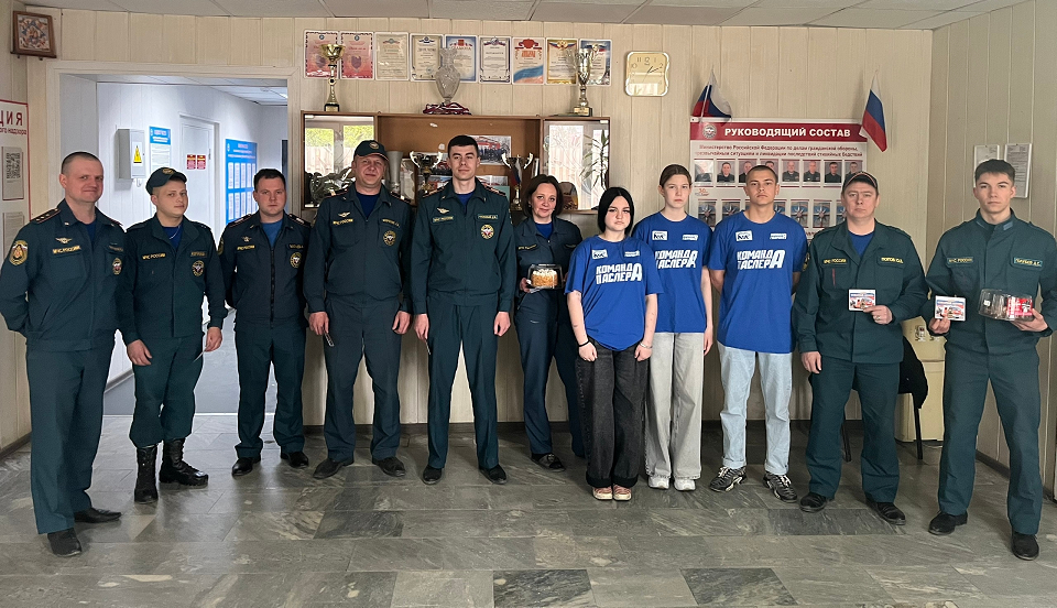 Молодогвардейцы поздравили полевских пожарных с наступающим праздником