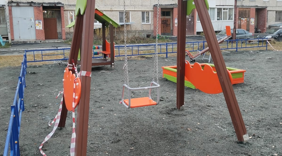 Дети пытаются сломать даже не построенные площадки