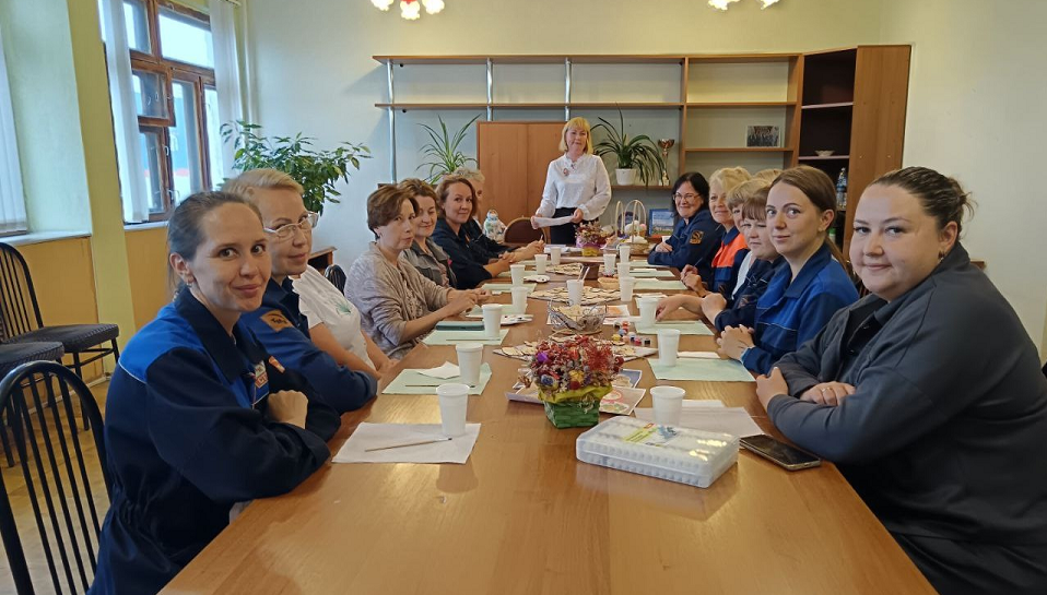 Мастерицы. Для трубопрокатчиц СТЗ прошел мастер-класс росписи