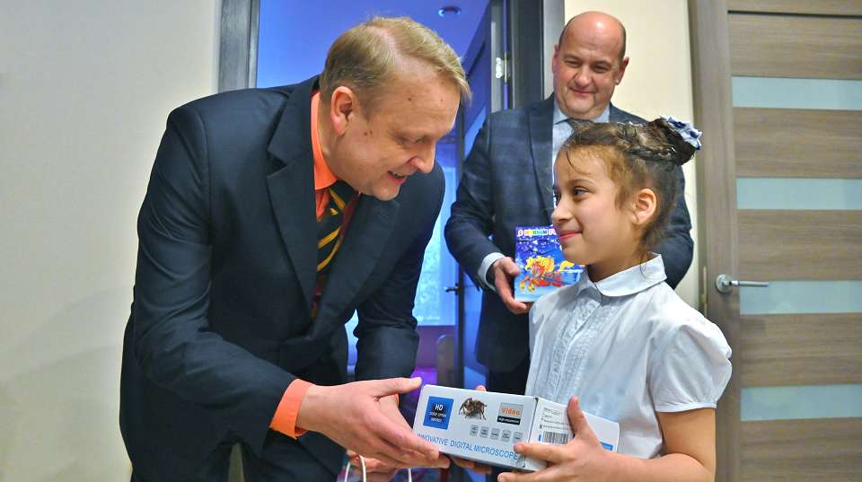 Подарки с "Елки желаний" находят своих владельцев