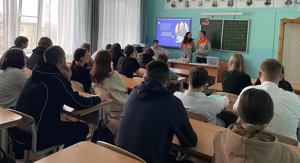 "Профессионалитет" идет к школьникам. Амбассадоры из ПМТ выступают на классных часах