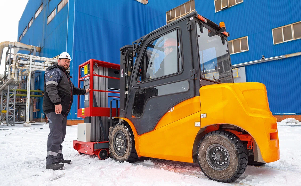С обновлением! На ремонтных работах в ЭСПЦ СТЗ будут работать новые погрузчик и подъемник