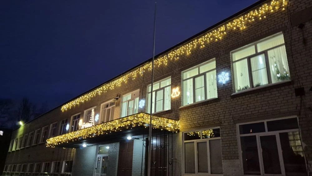 Заводские ремонтники украсили подшефные школы к Новому Году