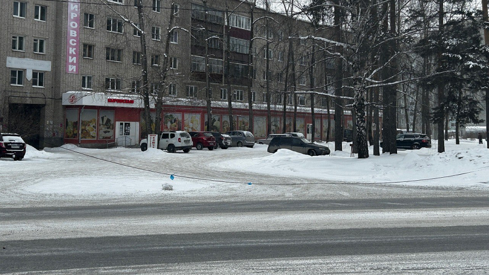 Без паники. Провисший провод оказался кабелем связи и теперь висит на месте