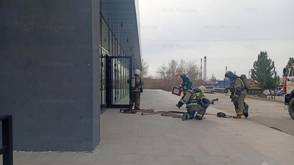 Полевские пожарные отстояли кинотеатр и спасли двух человек