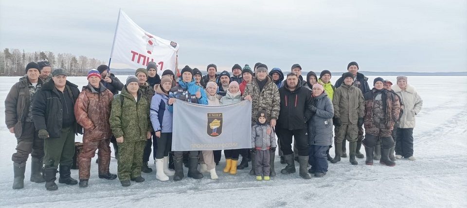 В субботу утром трубопрокатчики СТЗ ловили рыбу на иткульском льду
