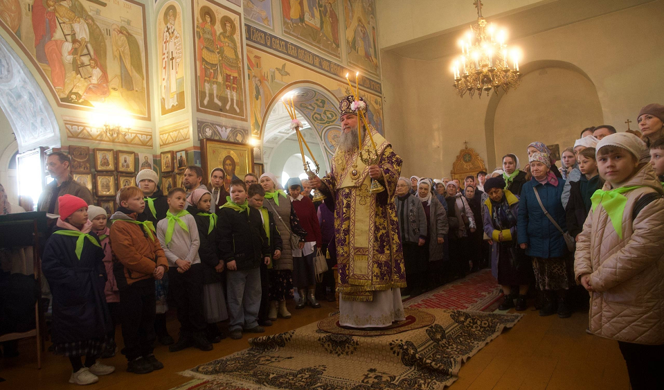 Митрополит Евгений служил в Святотроицкой церкви и наградил полевских батюшек