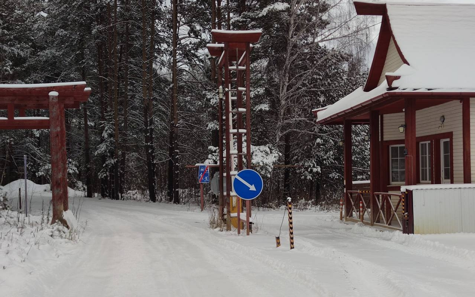 Приставы ликвидировали шлагбаум на въезде в один из полевских коттеджных поселков