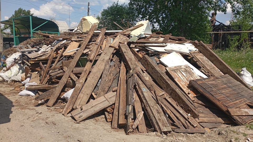 Далекинские домовладельцы завалили строительным мусором контейнерную площадку.