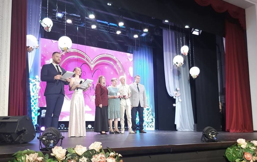 На большой полевской сцене наградили крепкие семьи и многодетных матерей