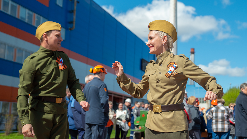 На СТЗ прошел праздничный митинг-концерт в рабочий полдень