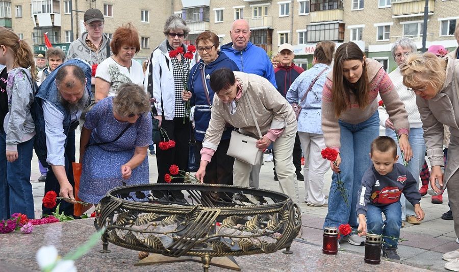 Память о войне храним. Полевчане пришли к памятникам в День памяти и скорби