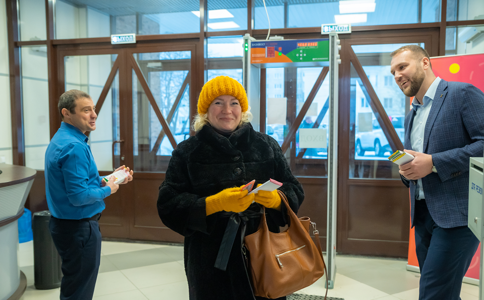 Заводчанок на СТЗ поздравляли прямо на проходных. С праздником!