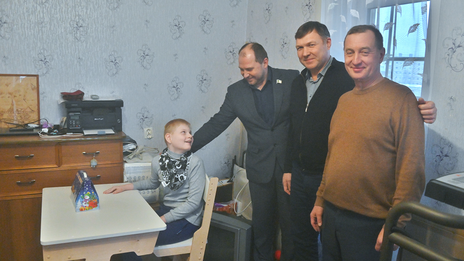 Нет конца подаркам "Елки желаний"! Еще два юных полевчанина стали счастливее