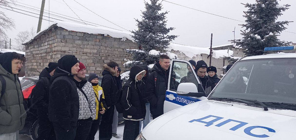 Полевские автоинспекторы показали службу возможным будущим коллегам