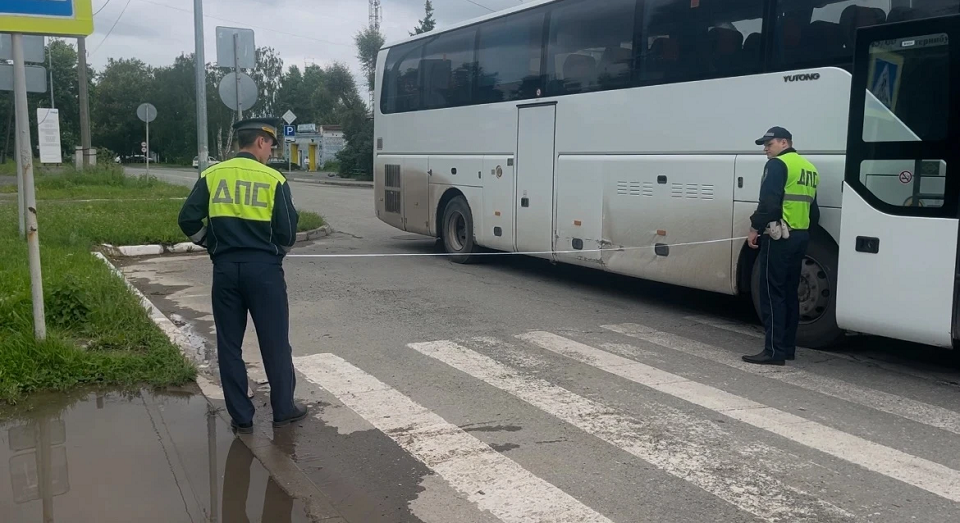 Бабушка попала под автобус на полевской улице Володарского