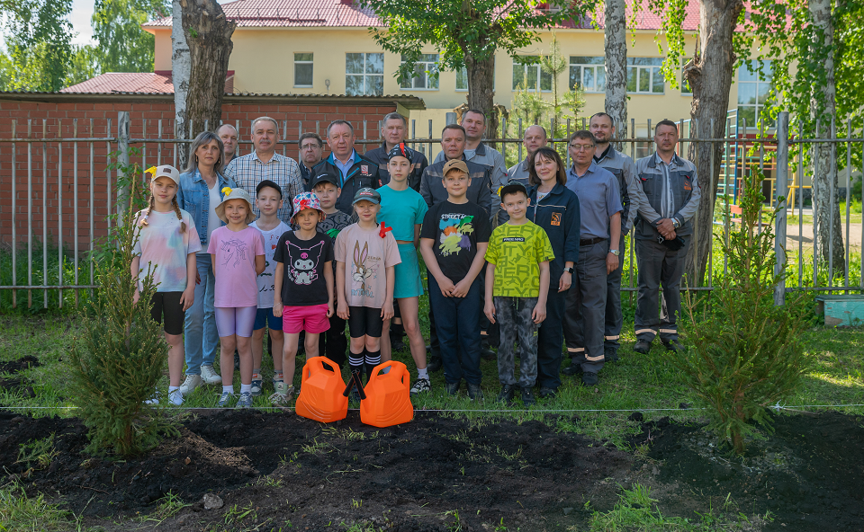 Сталеплавильщики СТЗ высадили аллею в подшефной школе