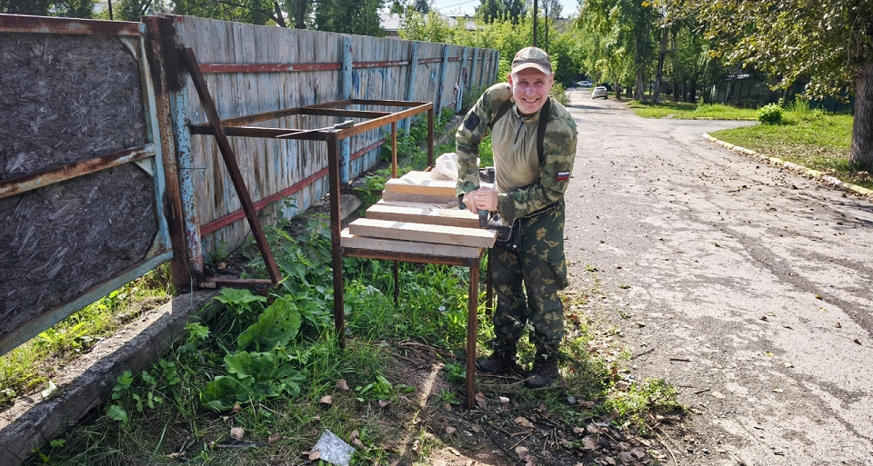 Полевская "Бригада" продолжает приводить в порядок ялунинский корт