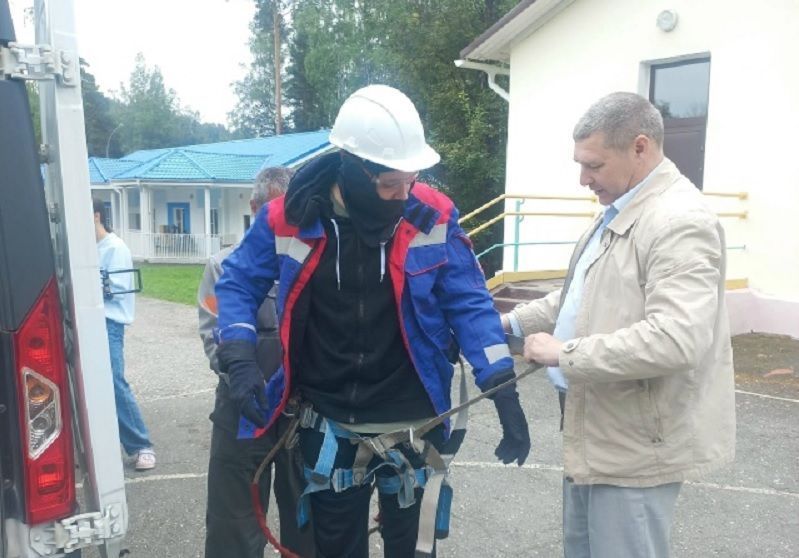 Электрики СТЗ показали мастерство детям в "Городке Солнца" 