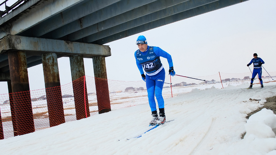 Последняя лыжня. Полевские спортсмены участвовали в Югорском лыжном марафоне
