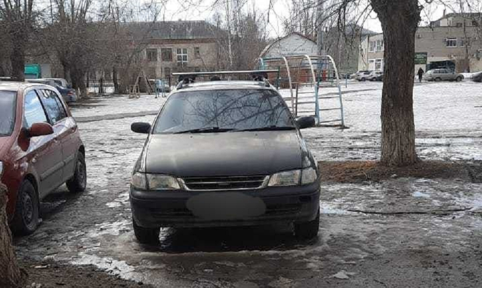 За парковку на газонах оштрафовали 30 водителей с начала года