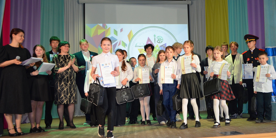 На сцене Бажовского центра завершился сезон фестиваля "Самоцветы"