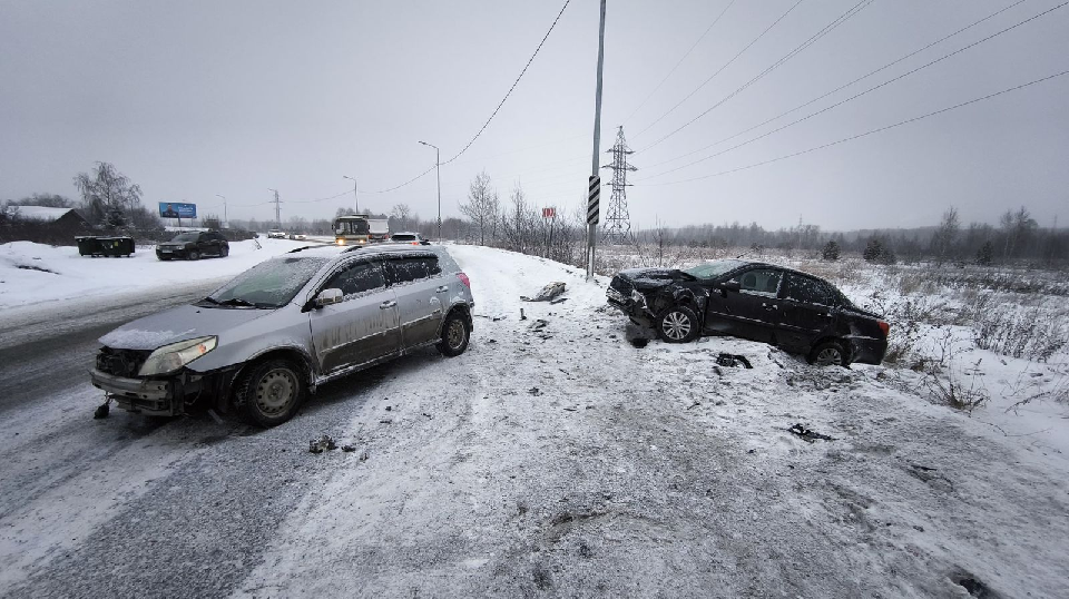 Не справился с управлением. На Химиков утром случилось лобовое столкновение