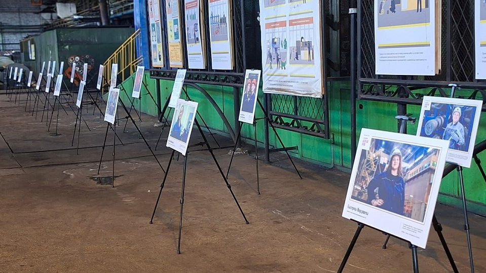 Выставка фотопортретов заводчанок вновь переехала