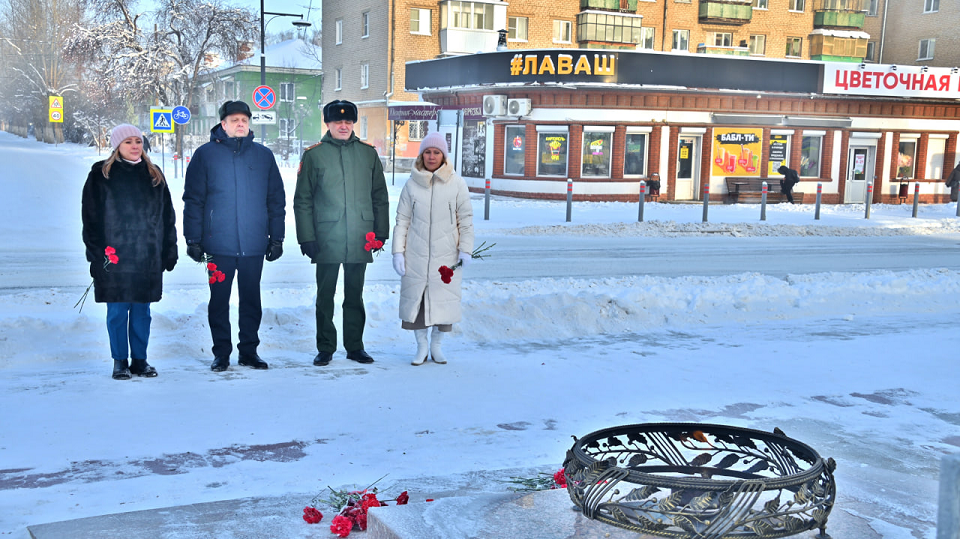 Цветы - героям! В Полевском почтили память всех героев страны
