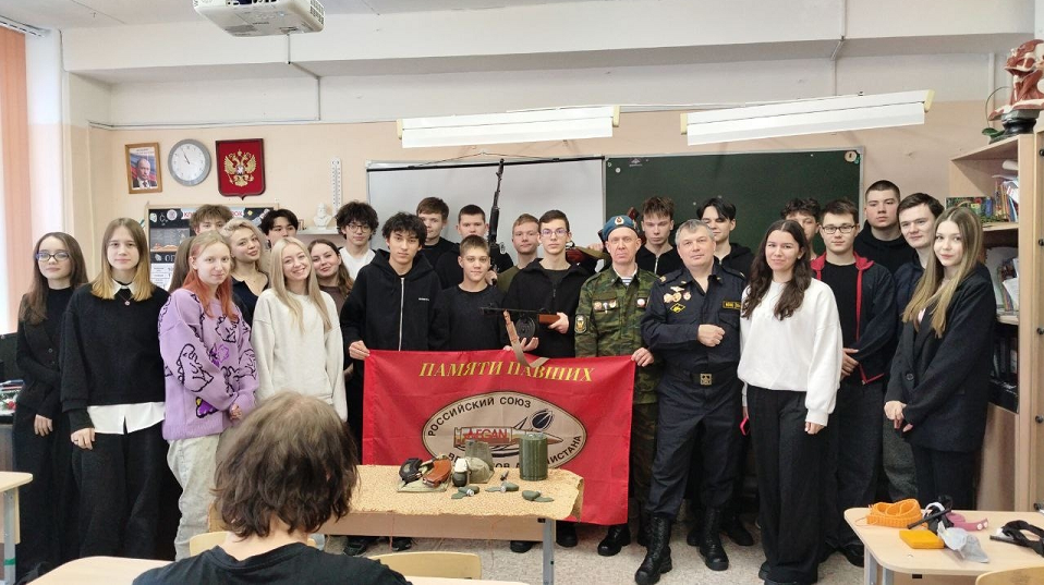 В Полевском стартовал патриотический месячник. В школах проходят «Уроки мужества»