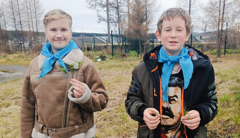 Кособродские юннаты сажают зеленый пояс